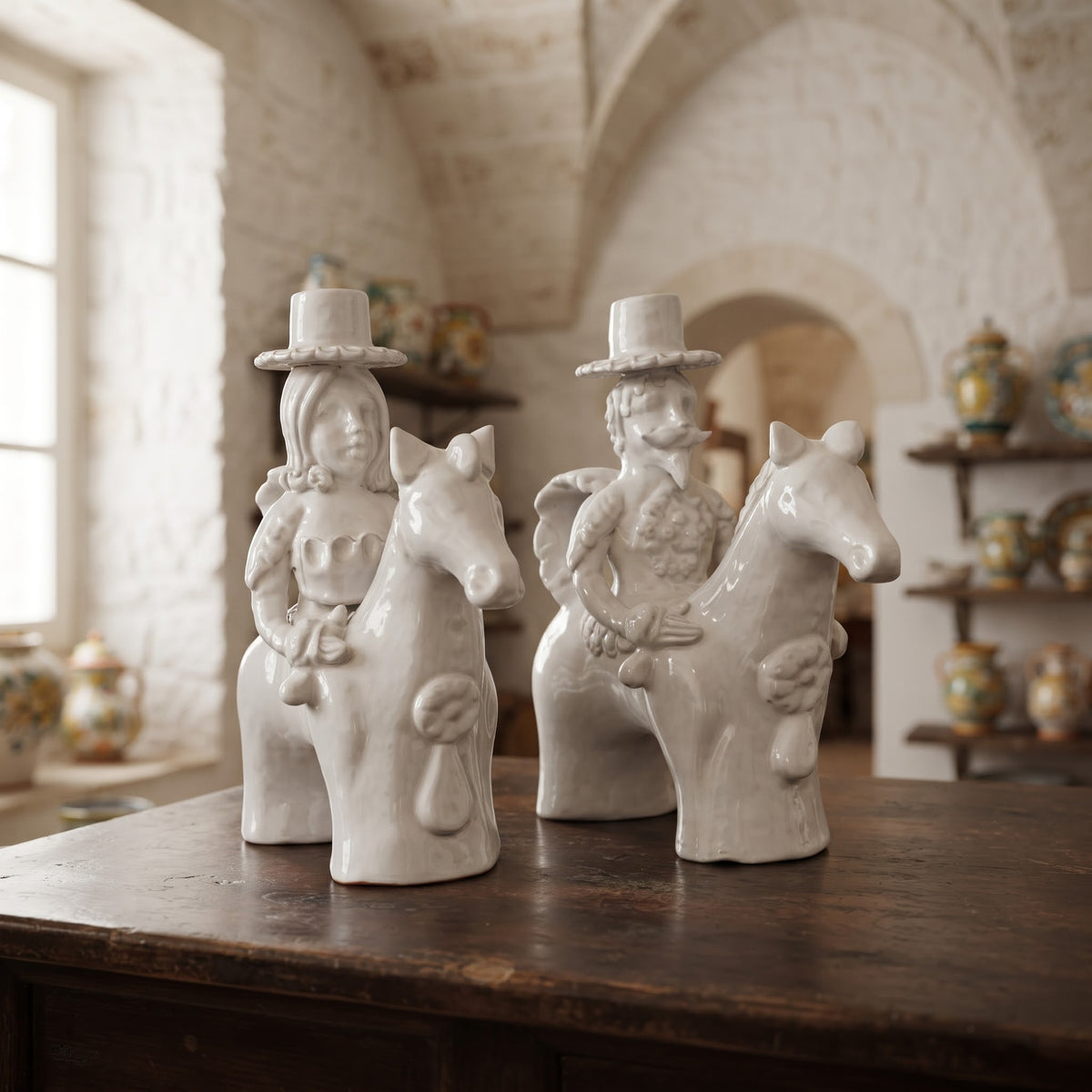 Coppia di cavalieri porta candela in ceramica bianca modellati a mano