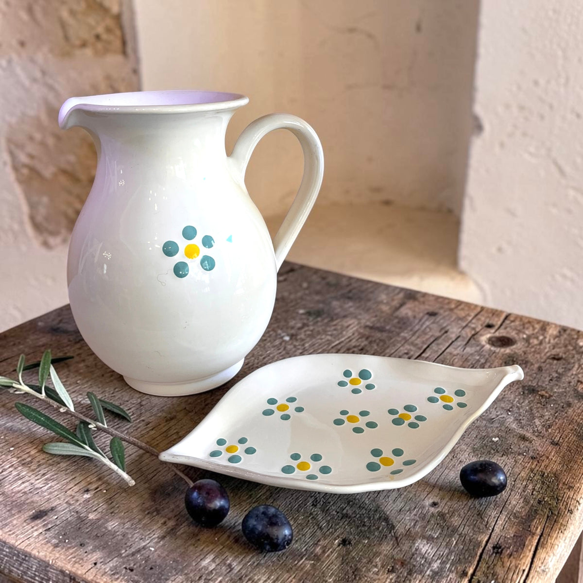 Set brocca e vassoio a foglia in ceramica con fiori
