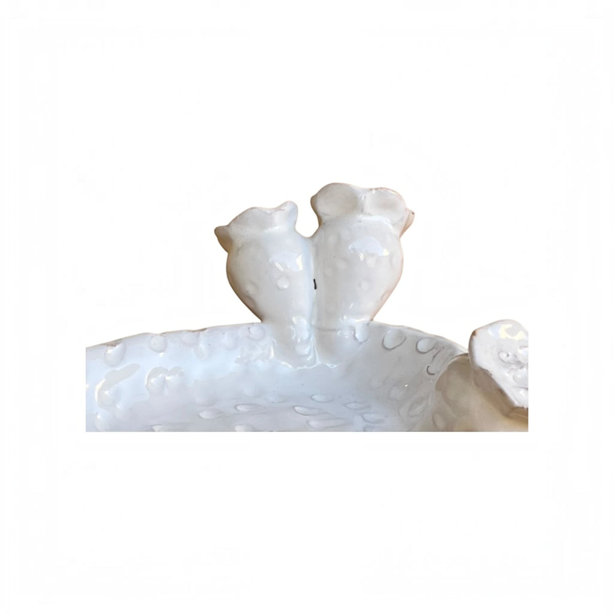 Dettaglio frutti di fico d'India in ceramica bianca modellati a mano libera – Poz Studio Ceramiche
