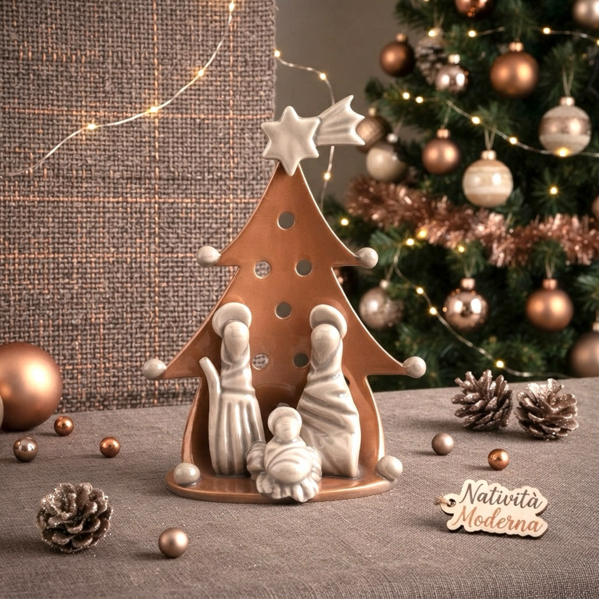 Statuina Presepe in Ceramica Artiganale con Albero Natalizio Traforato -  Fatto a Mano