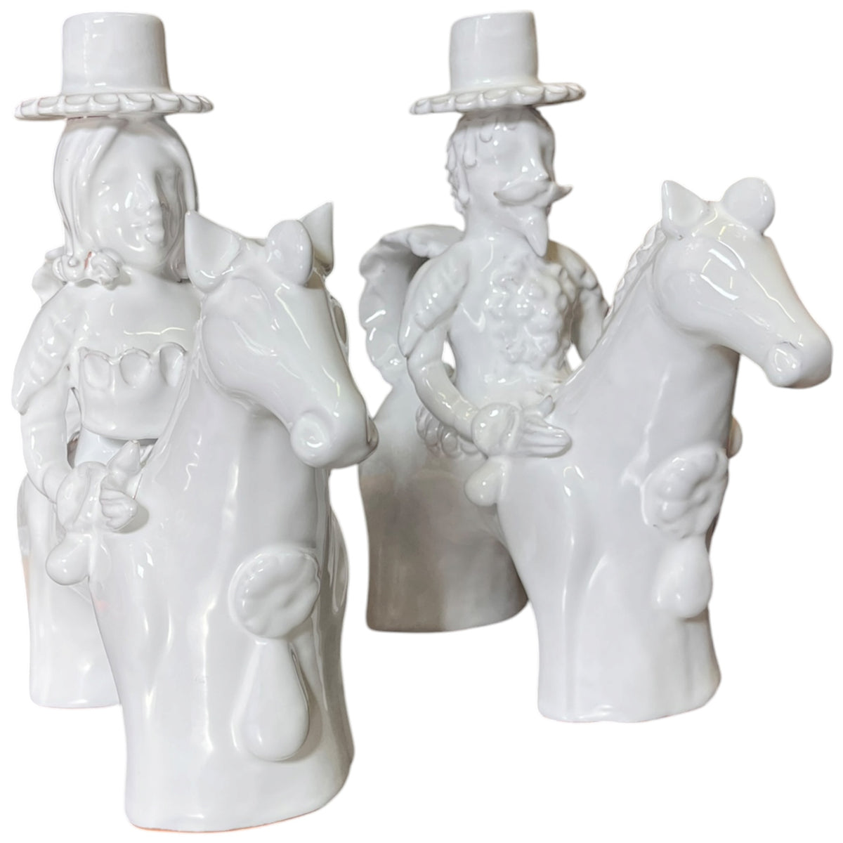 Coppia di cavalieri porta candela in ceramica bianca modellati a mano