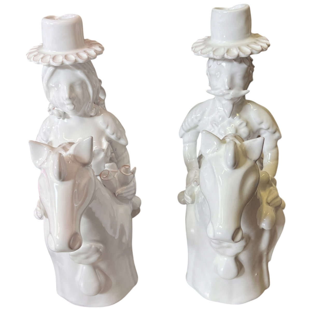 Coppia di cavalieri porta candela in ceramica bianca modellati a mano