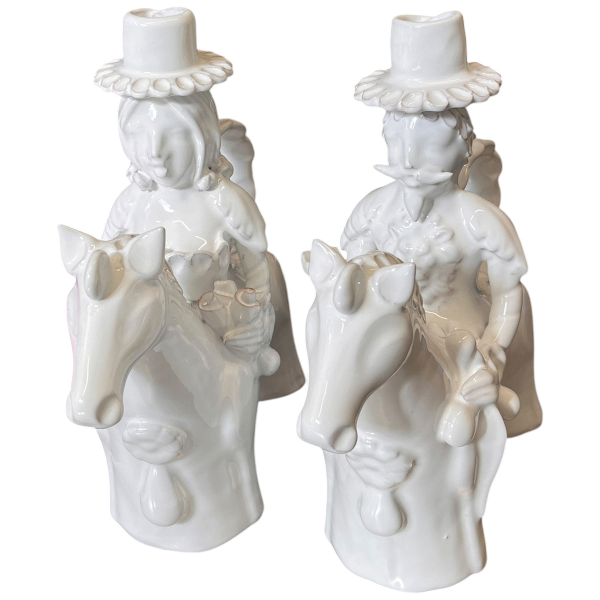 Coppia di cavalieri porta candela in ceramica bianca modellati a mano