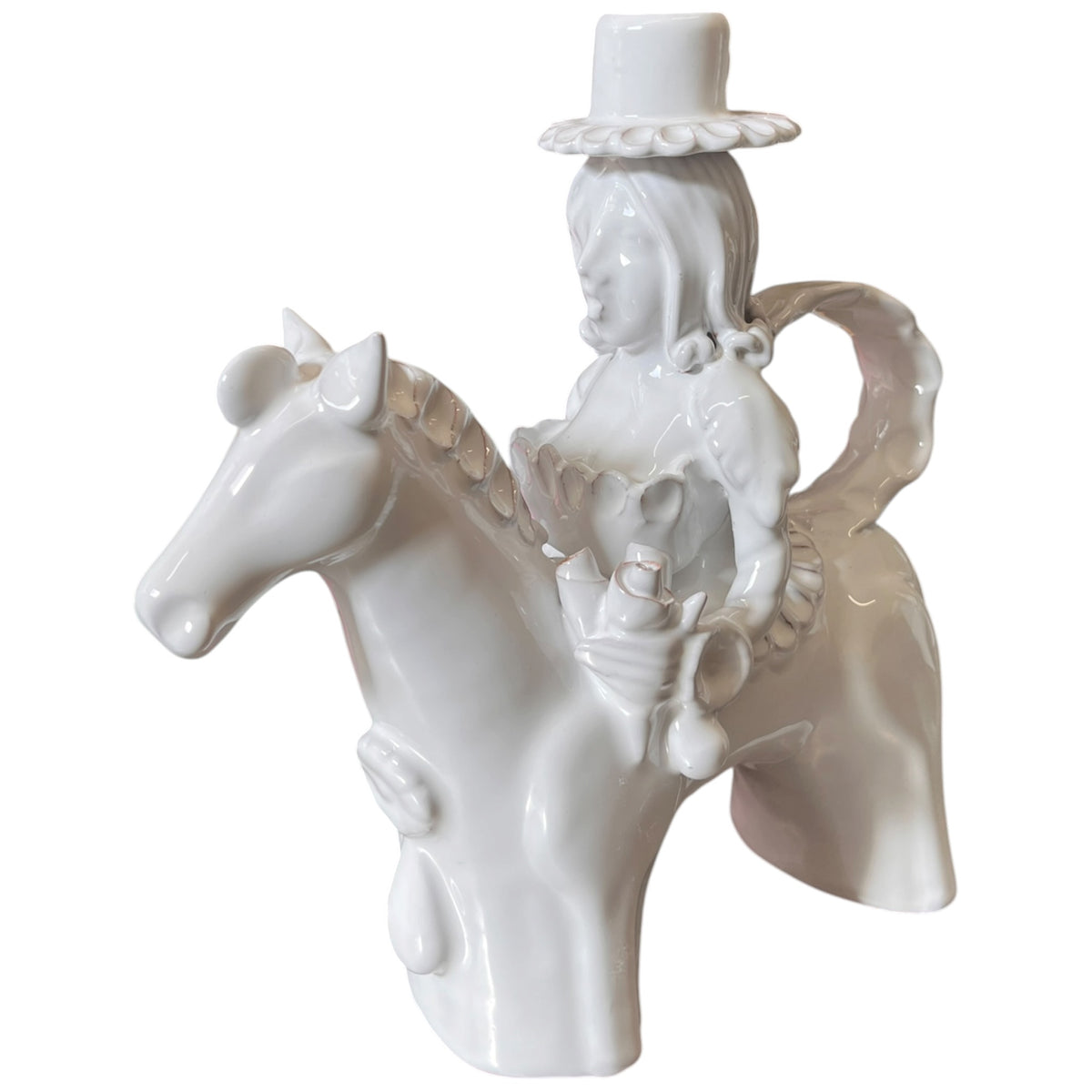 Coppia di cavalieri porta candela in ceramica bianca modellati a mano