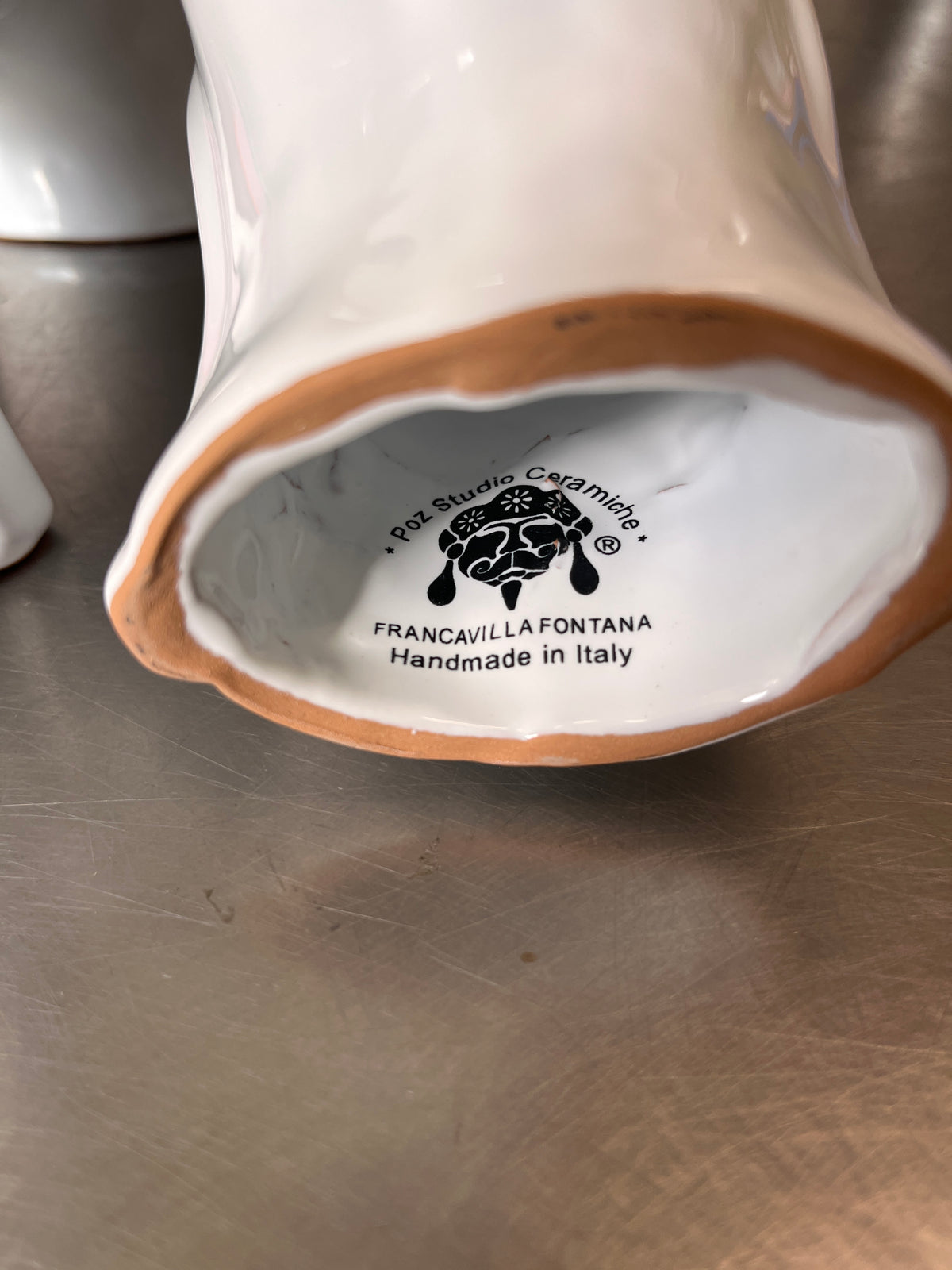 Coppia di cavalieri porta candela in ceramica bianca modellati a mano