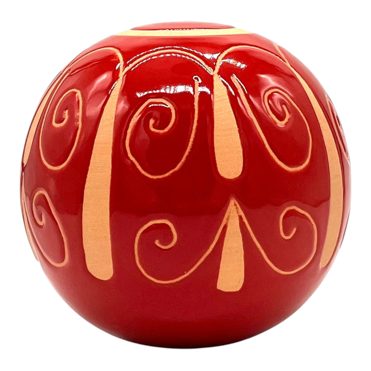 Palla decorativa in ceramica rossa fatta a mano con lavorazione a graffito e dettagli color terracotta, diametro 13 cm, prodotta da Poz Studio Ceramiche in Puglia.⁠