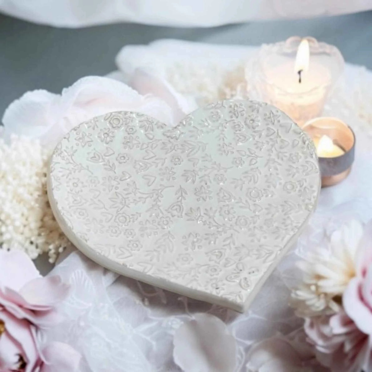 Vassoio Cuore in Ceramica Bianca – Decoro Floreale