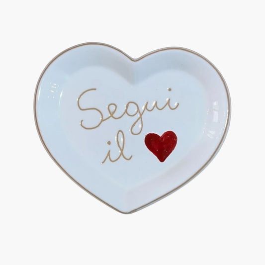 Vassoio cuore in maiolica bianca con bordo dorato e scritta "Segui il cuore" incisa a mano – Poz Studio Ceramiche